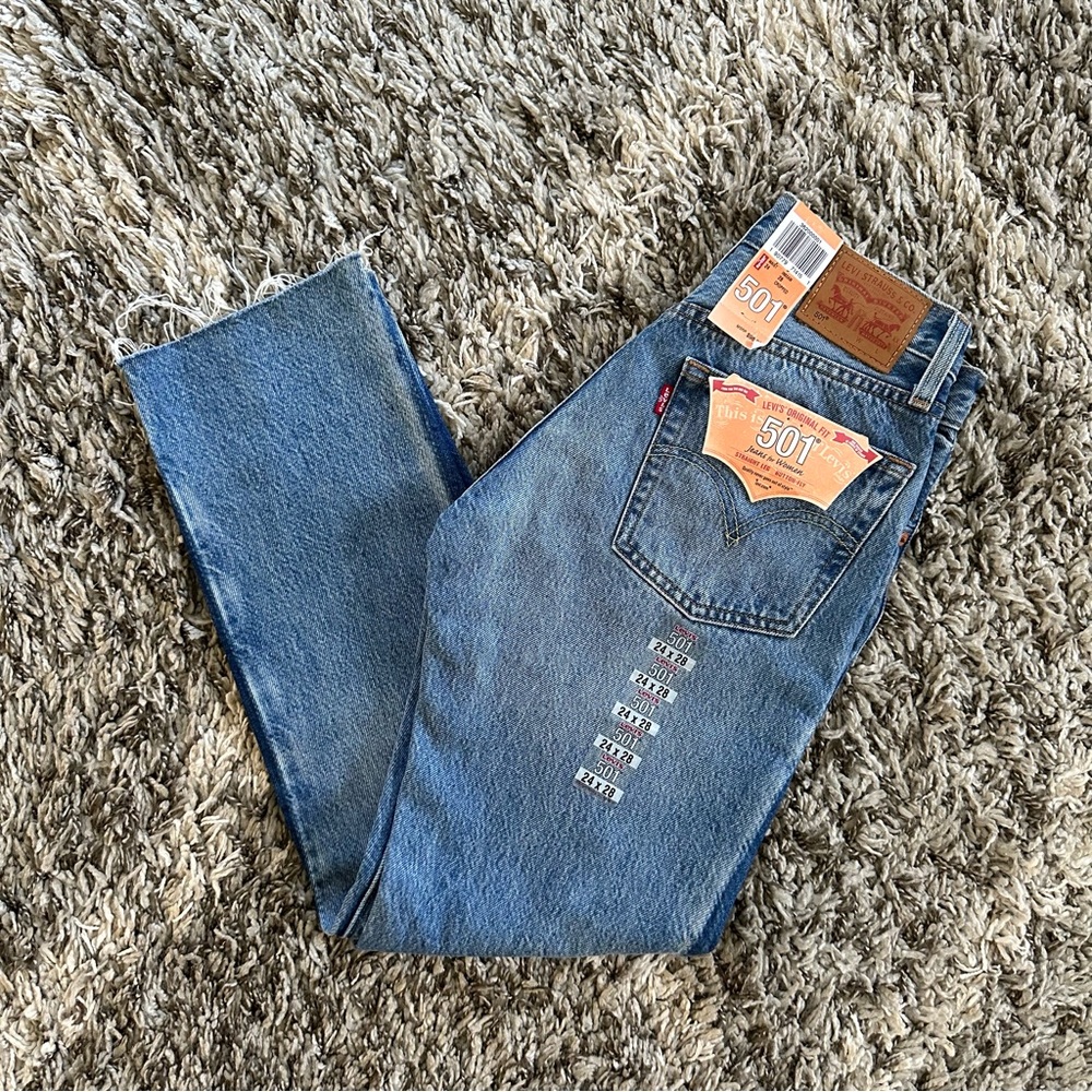 NWT Levi’s 501 Straight Leg Distressed Denim Jeans